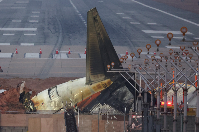 濟州航空一架載有181人的客機昨上午發生重大空難,機上179人罹難,僅2人奇蹟倖存。(路透) 濟州航空一架載有181人的客機昨上午發生重大空難,機上179人罹難,僅2人奇蹟倖存。(路透)