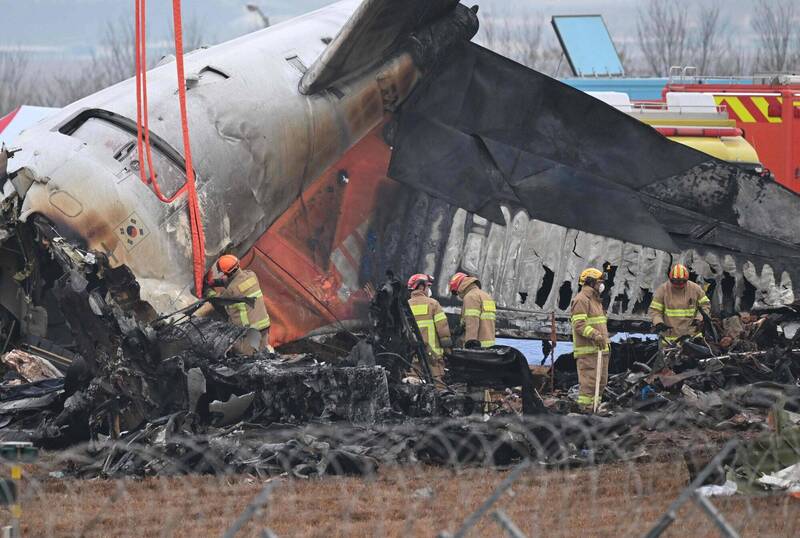 南韓濟州航空班機在務安機場降落時，撞上跑道盡頭混凝土牆釀成179死，英國航空安全專家痛斥這種設計完全不合理。（法新社）