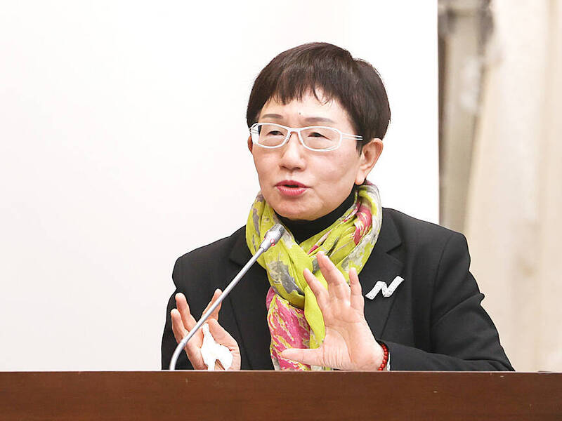 
Minister of Finance Chuang Tsui-yun speaks at a meeting of the legislature’s Finance Committee in Taipei yesterday.
Photo: CNA