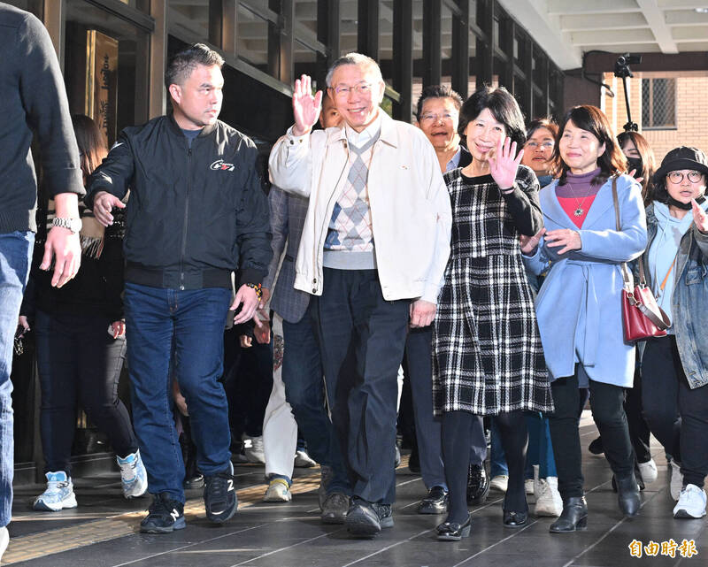 台北市前市長、民眾黨主席柯文哲涉貪被起訴，台北地院昨二度召開羈押庭，諭知7千萬元交保，且須配戴電子腳鐐，今下午獲保離去。對此，台北地檢署仍認為柯有勾串、滅證之虞，有繼續羈押必要，再度提出抗告。（記者王藝菘攝）