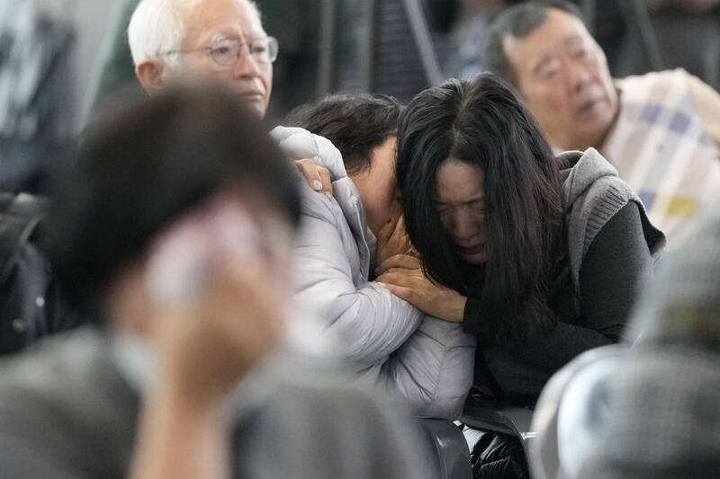 南韓濟州航空179死空難，其中1名死者為剛懷孕2週的高姓女子。圖為罹難者家屬聚集在務安機場。（美聯社）