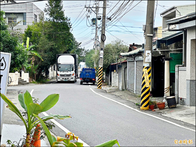 雲72線道路路寬只有5至7米，2車會車時險象環生。（記者黃淑莉攝）