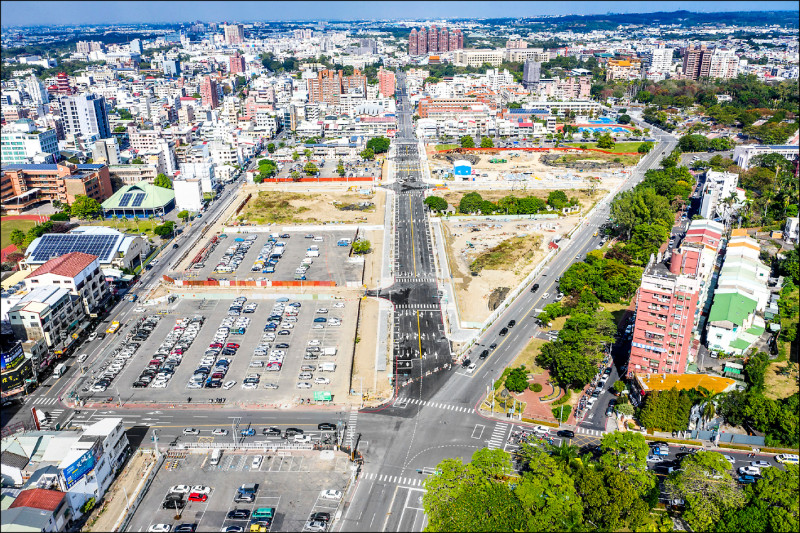 嘉義市斥資約四．二三億辦理「建國二村、復興新村市地重劃工程」，夾在中間的新生路路段（中）昨開放通車。（嘉義市府提供）