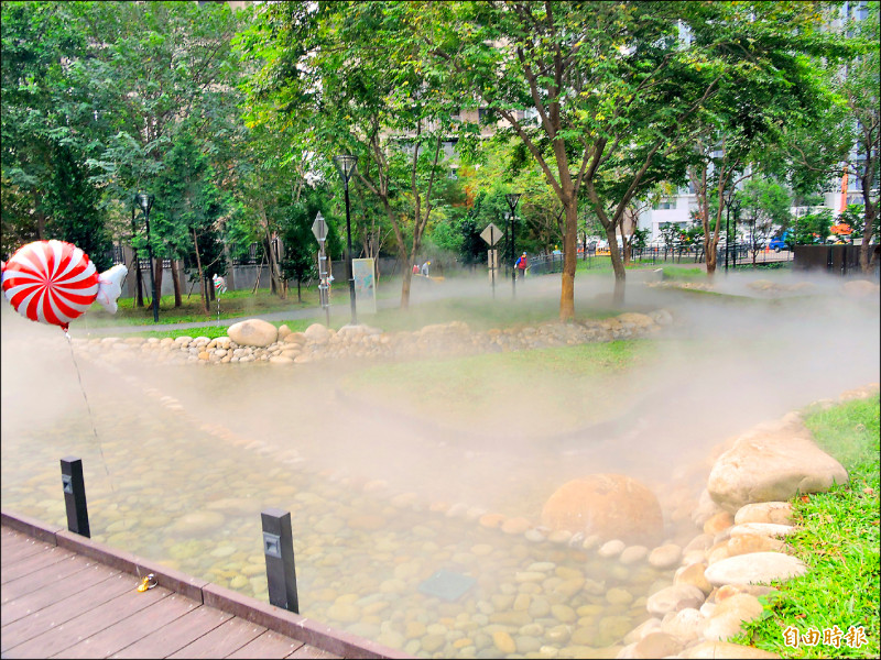 台中市蜜糖公園設景觀池，會噴霧氣，看起來像溫泉池。（記者蘇金鳳攝）