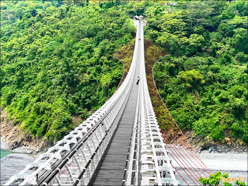 屏東縣政府推出「迎新送舊二日遊」帶領遊客穿梭山川琉璃吊橋。（記者羅欣貞攝）