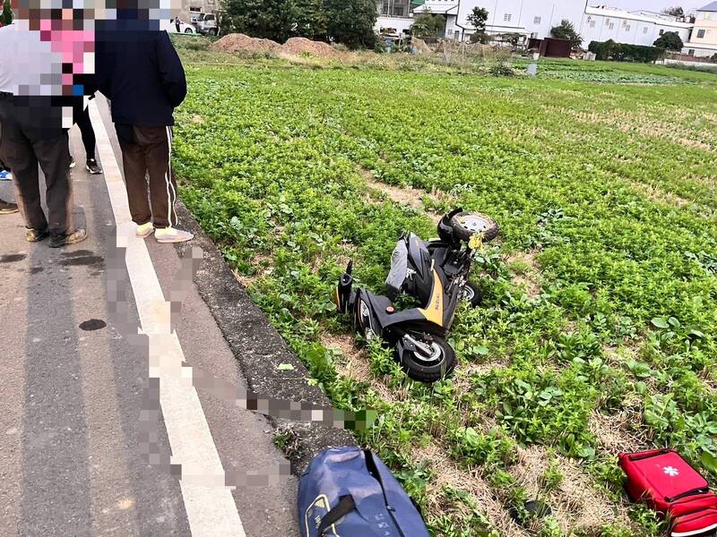 苗栗市72歲陳姓老翁，昨天傍晚騎機車載71歲妻子出門訪友，行經為公路471巷時不明原因連人帶車摔入農田。（圖由警方提供）