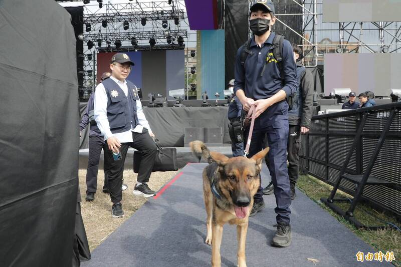 台南跨年晚會會場防爆，警方出動警犬巡視場地。（記者洪瑞琴攝）