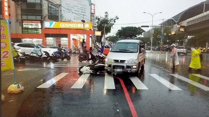 郭姓大學生駕駛灰色廂型車貿然右轉，被女騎士撞上，他倒車再度輾壓致死，二審判刑1年2月，緩刑3年。（民眾提供）