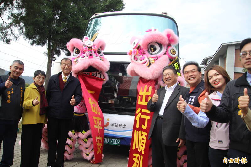 新竹縣新埔鎮幸福巴士今天通車，明天、2025年元旦正式上路服務。（記者黃美珠攝）