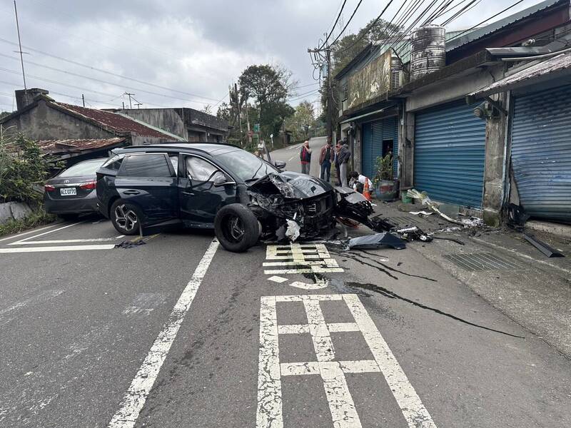 王姓男子駕駛自小客車載友人出遊，行經新北市新店區北宜路四段山路時，疑因過彎不慎失控撞上民宅。（記者陸運鋒翻攝）