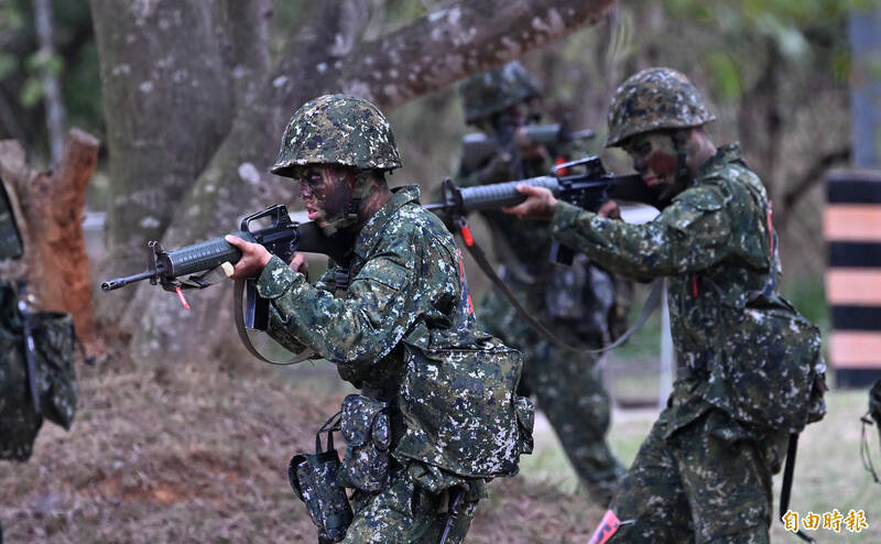 行政院2024年10月24日核定「亡故官兵未成年子女加發撫卹金」、「軍人因作戰演訓或救災死亡者未成年子女再加發撫卹金」及「補足國軍早期遺族年撫金達現行最低給與」等3項撫卹金調增措施，並追溯自2023年7月1日施行，國防部31日宣布已於12月24日完成發放，總計受惠遺族為3116人。 （資料照）