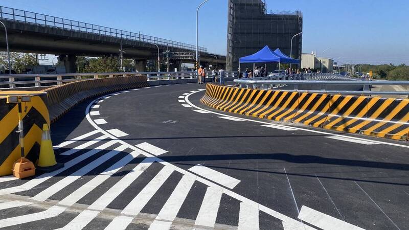 台中市后豐大橋下游側橋面新增引道銜接堤南路工程完工，力拚農曆年前通車。（楊瓊瓔提供）