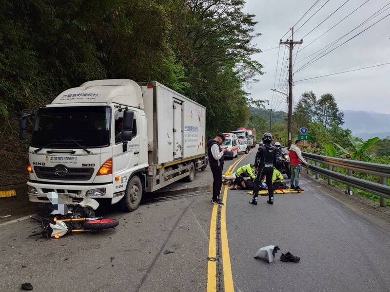 蔡姓女子騎機車行經北宜公路時，因摔車衝到對向車道撞上大貨車，警消趕抵現場救援。（記者陸運鋒翻攝）