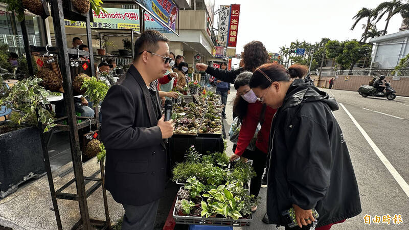 「農藝栽種與手作培植創意班」學員以義賣方式，展現學習成果，所得捐給台南市勞工局做工行善團幫助弱勢。（記者劉婉君攝）