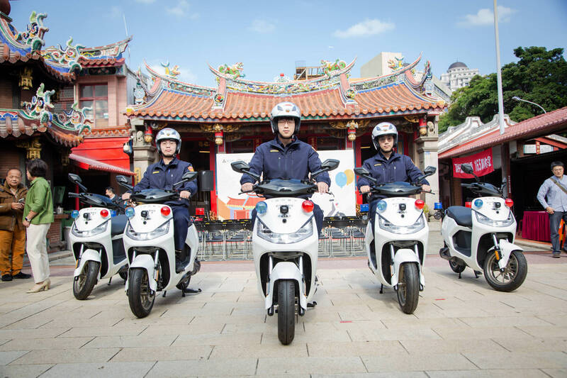 新竹關帝廟捐贈電動巡邏機車5輛，提升警員打擊犯罪能力。（市府提供）