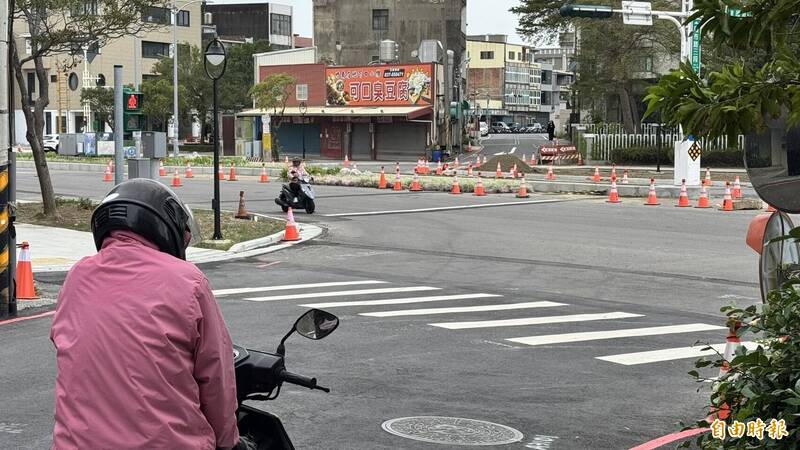 竹南鎮建國路舊線改為單行道，民眾抱怨得繞道通行。（記者彭健禮攝）