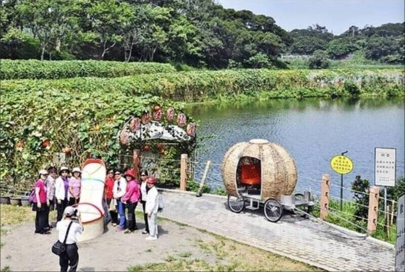 多年來，龍昇湖環湖步道是造橋鄉南瓜節的南瓜隧道搭設點。 （資料照）