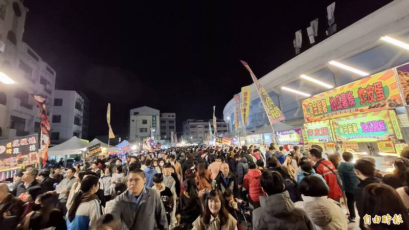 嘉義市體育館旁美食市集吸引滿滿人潮，重現體育場夜市盛況。（記者林宜樟攝）