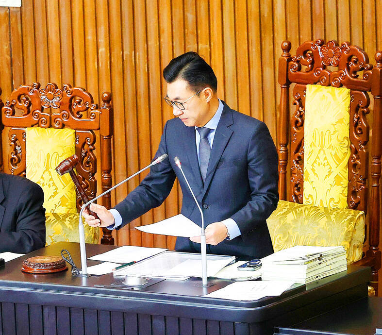 Deputy Legislative Speaker Johnny Chiang bangs a gavel to mark the passage of an amendment to the Securities Transaction Tax Act at the legislature in Taipei yesterday.
Photo: CNA