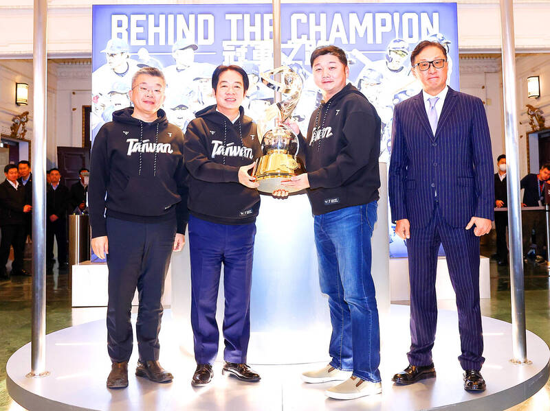 President William Lai, second left, and Tseng Hao-ju, manager of Taiwan’s Premier12-winning men’s baseball team, hold the trophy from the tournament as CPBL commissioner Tsai Chi-chang, left, and CTBC Financial Holding Co executive Roger Kao, an official from the national baseball body, look on at a news conference to launch the “Behind the Champion: The Road to Victory” exhibition at National Taiwan Museum in Taipei yesterday.
Photo courtesy of the CPBL