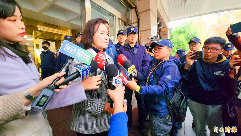 Yilan County Commissioner Lin Zi-miao, second left, speaks to reporters outside the Yilan District Court in Yilan County yesterday.
Photo: Yu Ming-chin, Taipei Times