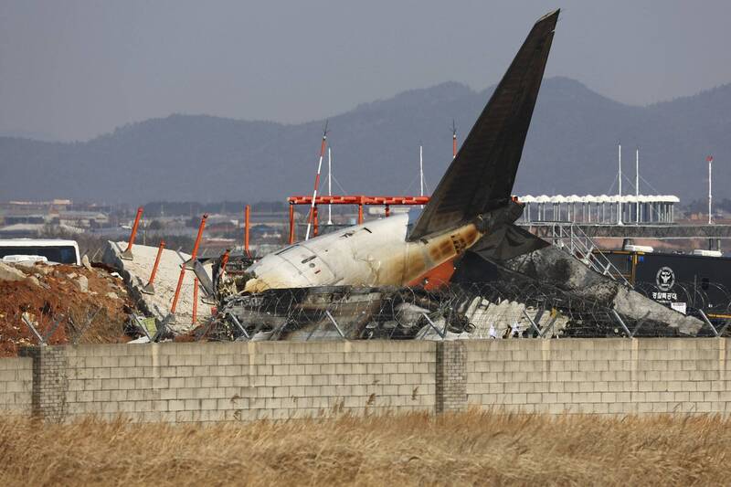 南韓濟州航空客機在全羅南道務安機場降落時，撞擊跑道盡頭的混凝土設施釀179死。（美聯社）