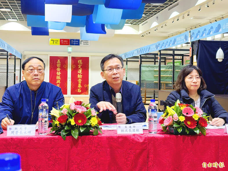 From left, Tourism Administration Director-General Chou Yung-hui, Deputy Minister of Transportation and Communications Lin Kuo-hsien and Civil Aeronautics Administration Deputy Director Ho Shu-ping attend a news conference in Hualein City yesterday.
Photo: Tsai Yun-jung, Taipei Times