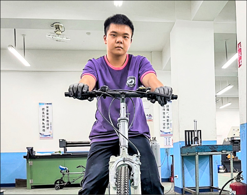 三重商工板金科學生研發反向自行車並獲得新型專利,集復健、平衡訓練和娛樂於一體。圖為發明團隊成員之一的許冠鴻。(教育局提供) 三重商工板金科學生研發反向自行車並獲得新型專利,集復健、平衡訓練和娛樂於一體。圖為發明團隊成員之一的許冠鴻。(教育局提供)