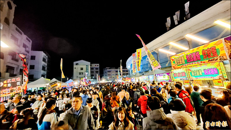 嘉義市體育場旁美食市集吸引滿滿人潮，重現體育場夜市盛況。（記者林宜樟攝）