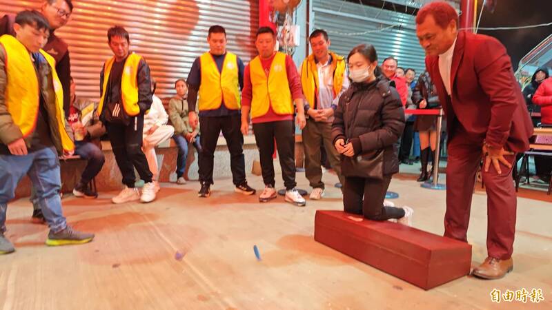 彰化二林代安宮「博杯跨年」 她連13聖杯奪5萬- 生活- 自由時報電子報