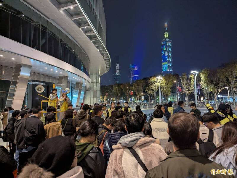 捷運國父紀念館站三級管制，民眾排隊等待進站。（記者林承鴻攝）