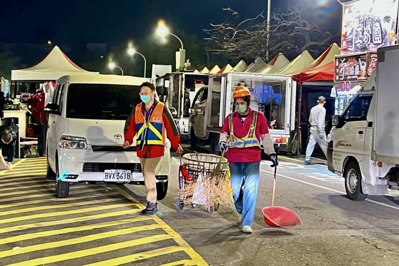 台南跨年晚會結束後，動員人力清理活動會場。（台南市府提供）