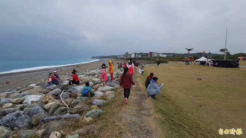 2025年花蓮最早日出，有民眾專程到海邊等待第一道曙光，不過跟往年一樣因雲層太厚，沒能見到元旦曙光。（記者王錦義攝）