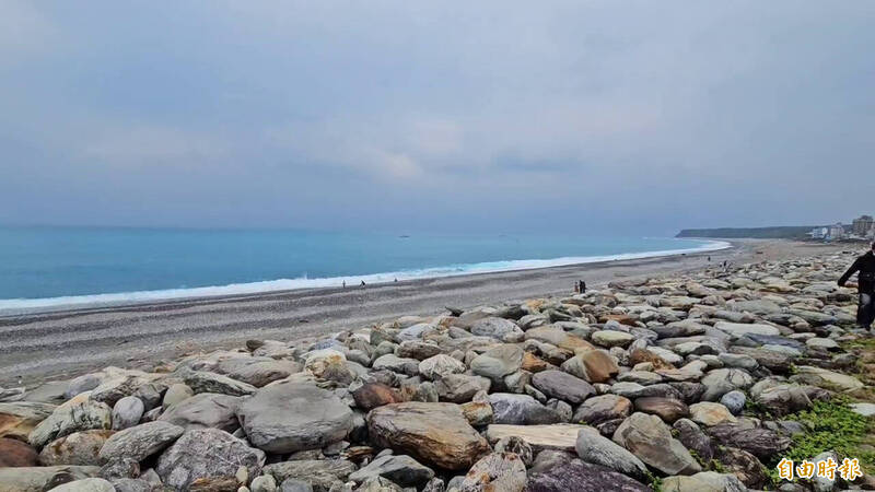 2025年花蓮最早日出，有民眾專程到海邊等待第一道曙光，不過跟往年一樣因雲層太厚，沒能見到元旦曙光。（記者王錦義攝）