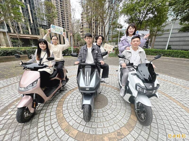 新北市公告電動機車補助方案,汰舊1至5期燃油機車可獲得最高1萬元基本補助,「早鳥」及「雙汰舊」,分別再補助9000及6000元。示意圖。(記者陳奕劭攝) 新北市公告電動機車補助方案,汰舊1至5期燃油機車可獲得最高1萬元基本補助,「早鳥」及「雙汰舊」,分別再補助9000及6000元。示意圖。(記者陳奕劭攝)