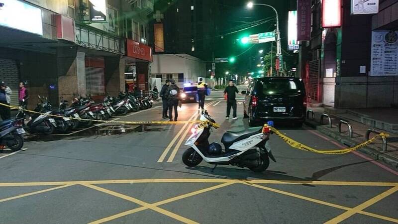 警方將墜樓現場圍起封鎖線。（記者徐聖倫翻攝）