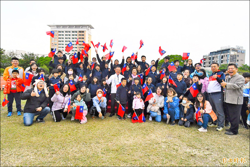 彰化元旦升旗在鹿港舉行，鹿港鎮立體育場滿滿人潮。（記者劉曉欣攝）