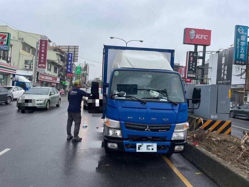 貨車行駛中，15歲少女突然衝出撞上，少女將挨罰。（民眾提供）