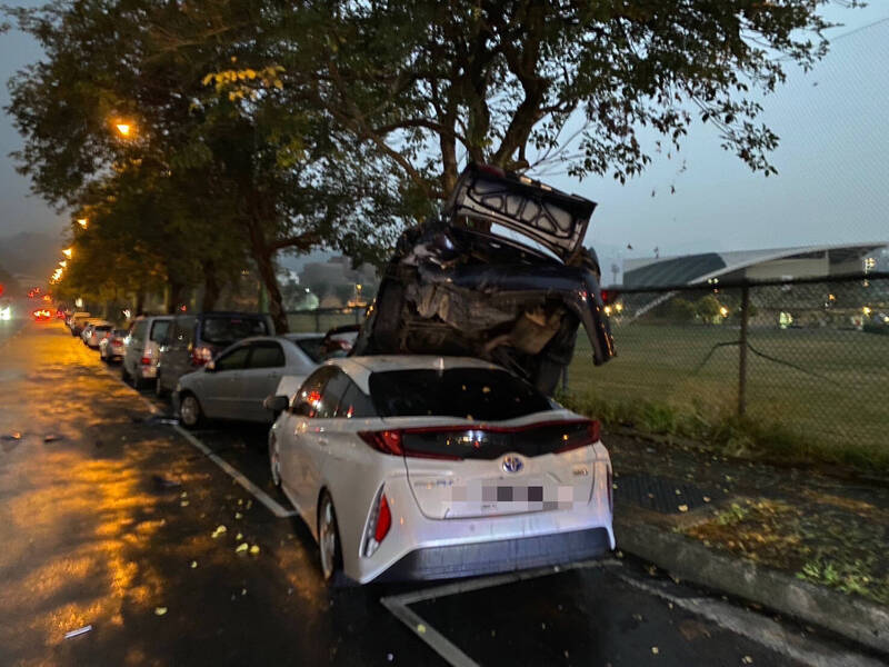 因撞擊力道猛烈，導致其中一輛受衝擊擠壓「車尾朝天」。（民眾提供）