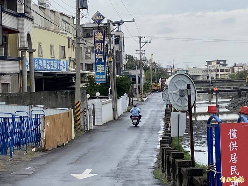 彰化市大埔截水溝道路拓寬工程施工後，出現交通亂象，封閉路段逆向搶道成日常。 （記者張聰秋攝）