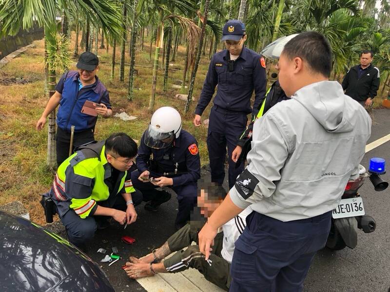 警方圍捕慣竊。（圖由民眾提供）