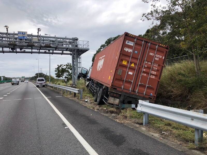 貨櫃車衝破護欄。（警方提供）