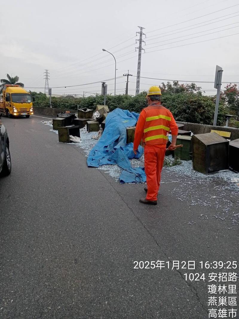 大批螺絲掉落匝道路面，造成後方3部車子輪胎被刺破，高公局緊急封閉車道清理。（國道警察5隊提供）