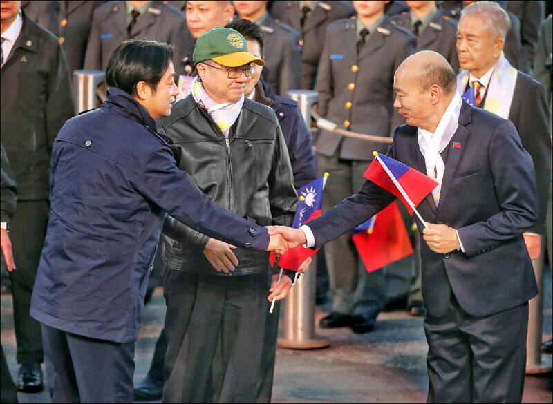 總統府前廣場元旦升旗典禮，賴清德總統（左）與立法院長韓國瑜（右）在典禮結束後握手致意，圖中為行政院長卓榮泰。（台北市攝影記者聯誼會提供）