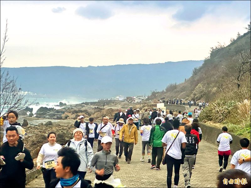 佳樂水舉辦迎曙光路跑，可惜雲層過厚、落山風強大，陽光沒有出現。（記者蔡宗憲攝）