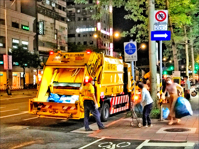 台北市環保局公布今年春節垃圾收運至除夕，年初一至初三停止收運。（資料照）