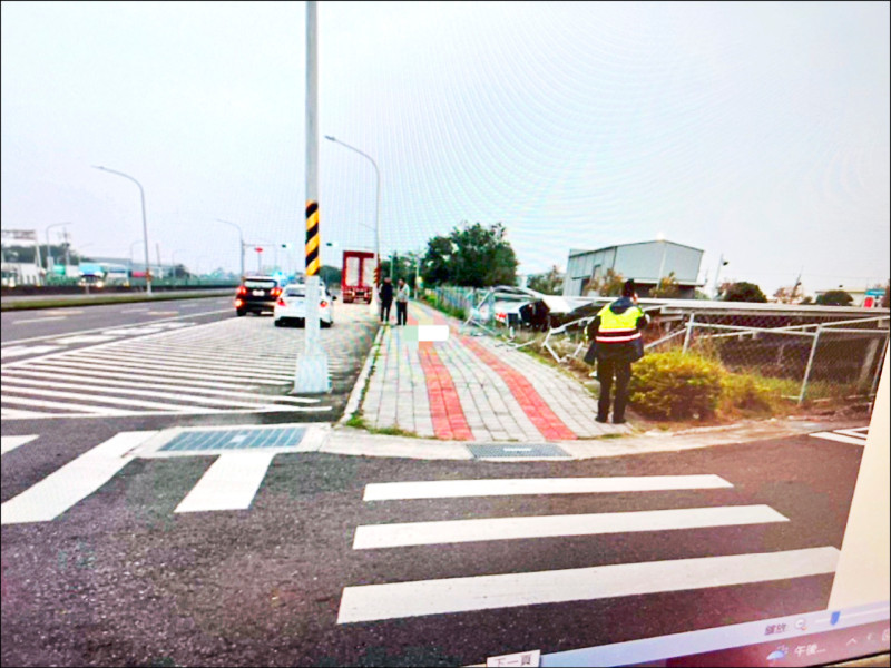 石姓男子駕車衝進台南安南區安吉路三段與安順庄大道路口田裡的太陽能板機房，不幸慘死。 （民眾提供）