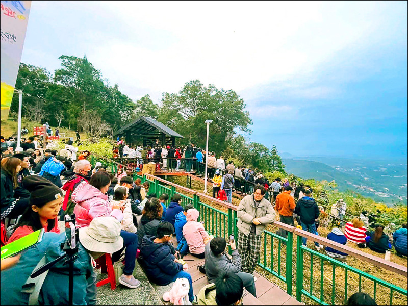 金龍山迎曙光活動，可惜雲層太厚，無緣看到曙光。（魚池鄉公所提供）