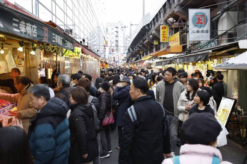 為迎接新年，大批顧客在日本東京上野的購物街購物。（歐新社）