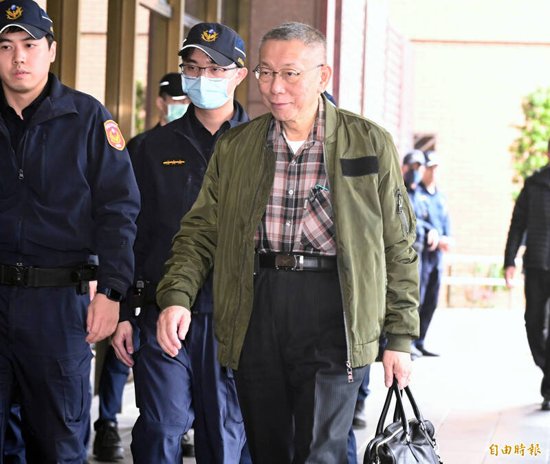 Former Taiwan People’s Party chairman Ko Wen-je returns to the Taipei District Court for another bail hearing yesterday.
Photo: Wang Yi-sung, Taipei Times